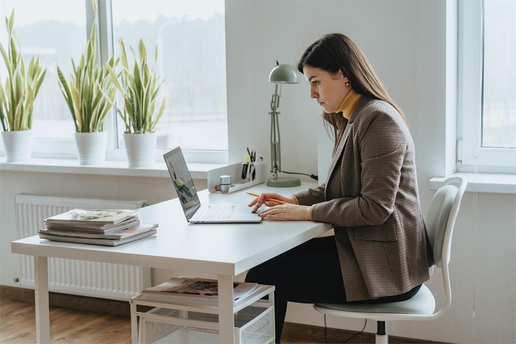 ¿Qué posturas debemos tener trabajando sentados?