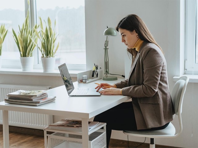 ¿Qué posturas debemos tener trabajando sentados?